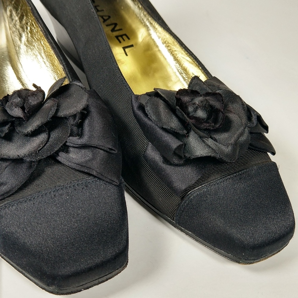 Vintage Chanel satin Camelia low heels 5